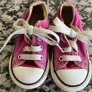 Pink converse sneaker, toddler size 5
